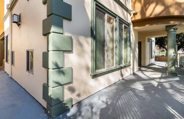 231 E Burbank Boulevard Gallery 4