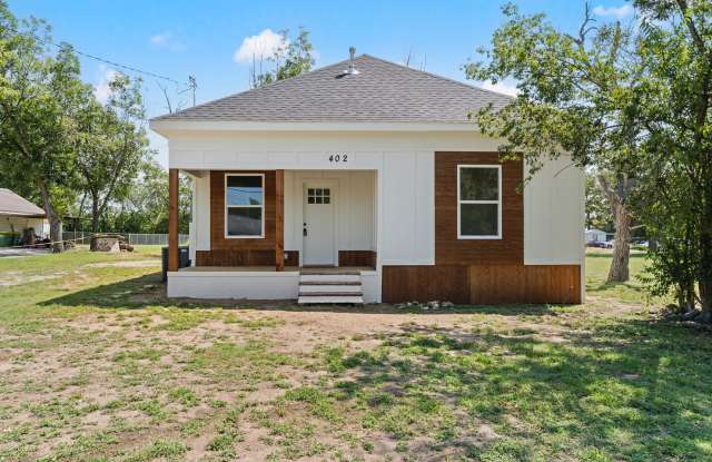 402 East Charles Street - 402 East Charles Street, Riesel, TX 76682