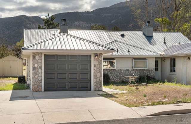 3/2 - Fresh Renovated and Updated w Garage Gallery 1