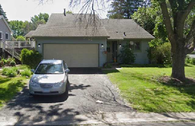 Don't pass up this corner lot unit with 3 bd and 2 bath house in Shoreview. photos photos