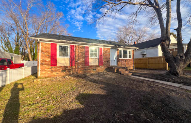 329 Summit St - 329 Summit Street, Petersburg, VA 23803