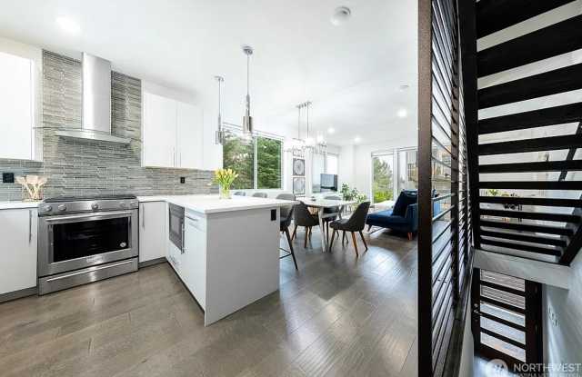 Bright, Ultra-Modern Greenwood Townhome Gallery 1