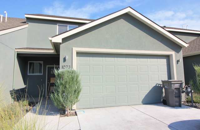 3 Bedroom, 2.5 Bath + Flex Room Townhome in Kennewick Gallery 1