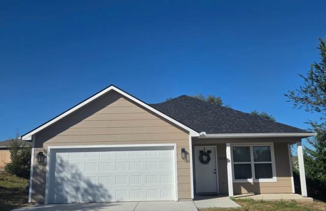 3 Bedrooms | 2 Bathrooms | 2-Car Garage | Pet Friendly Gallery 1