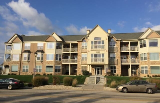 6995 S Riverwood Blvd - 6995 South Riverwood Boulevard, Franklin, WI 53132
