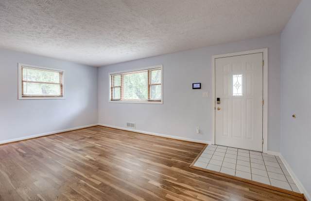 Charming 2 Bedroom With Bonus Room!! Gallery 4
