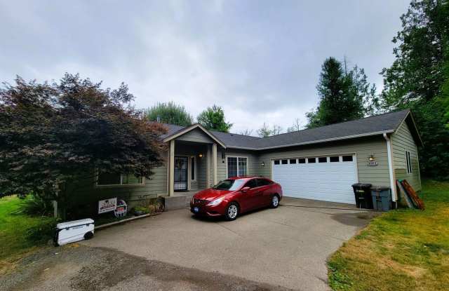 Charming and spacious 3 bed home in secluded location, 10 minutes to freeways photos photos