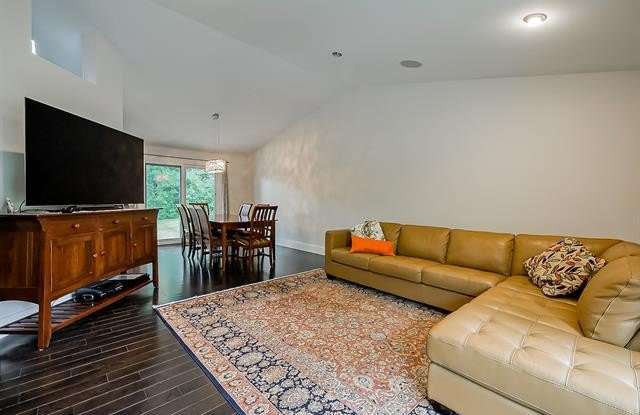 1021 Dowling Road Gallery 4