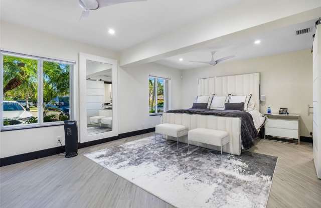517 S Riverside Dr photos photos