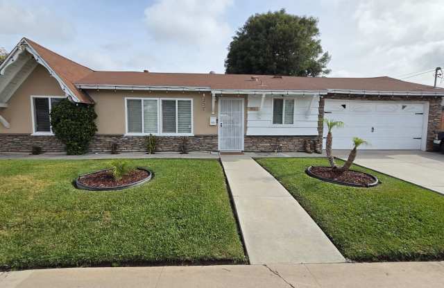 Spacious 3 bed 1 bath with a large backyard! Available 4/1/2026 photos photos
