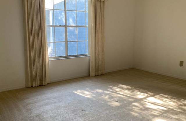 Spacious 3 Bedroom's, 2.5 bath condo in Lakeview Village. Gallery 4