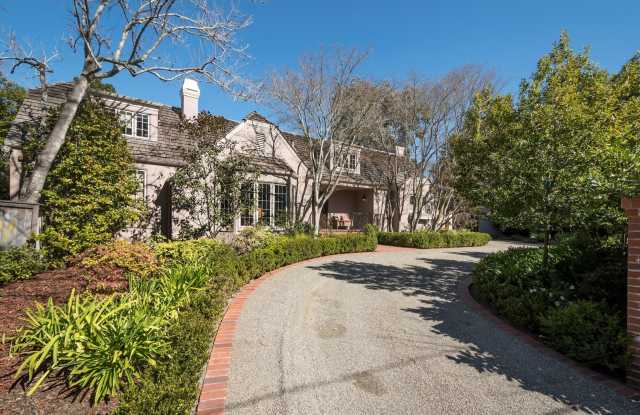 Welcome to 414 Dorchester Road... one of the finest rental properties locally available. Gallery 3