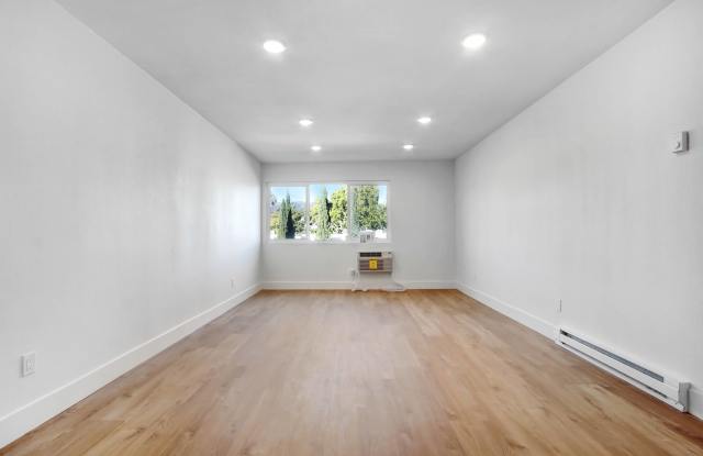 930 N.Martel Ave. photos photos