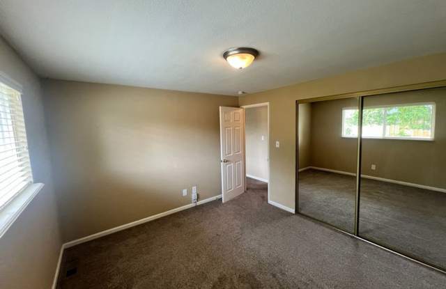 <b> Two Bedroom Duplex by Sparks High School<br><br> Gallery 4