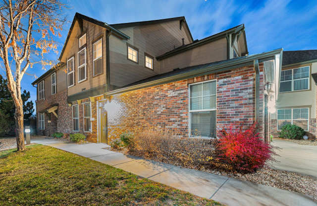 Spacious 2 bedroom home in the heart of Heather Ridge! - 2240 South Vaughn Way, Aurora, CO 80014
