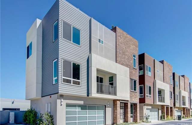 826 Brickyard Lane - 826 Brickyard Ln, Costa Mesa, CA 92627