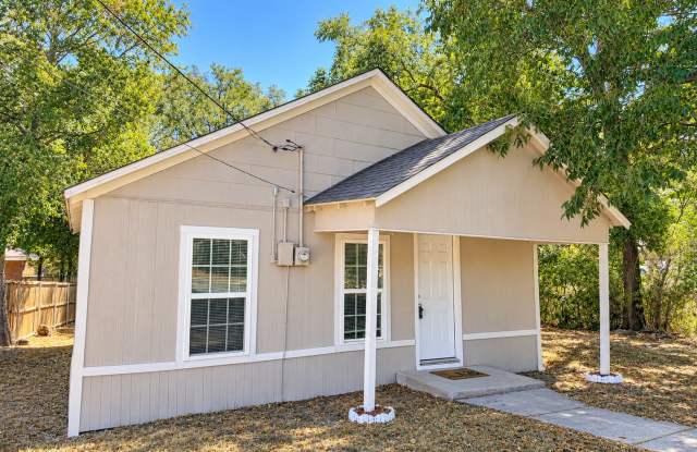 Charming Weatherford Dollhouse – Updated, Move-In Ready & Full of Character! Gallery 4