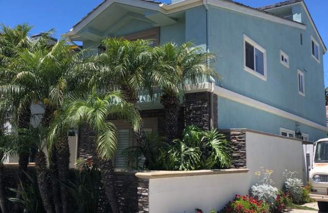 Three-story downtown home two blocks from the ocean Gallery 3