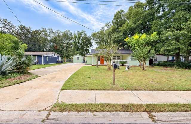 Beautifully Renovated 3-Bedroom Home with Huge Yard & Detached Workshop Gallery 1