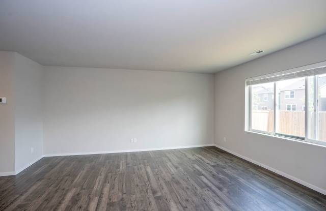 Beautiful 4-Bedroom Puyallup Home with Fenced Yard, Mt. Rainier Views & Modern Finishes Gallery 4