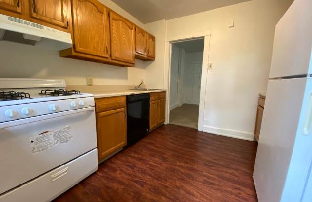 Spacious Three Bedroom Townhouse in Squirrel Hill! Lots of Natural Light! Call Today! Gallery 2