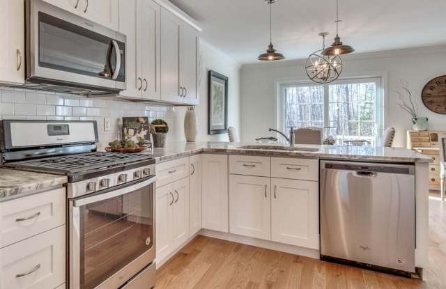 Modern Townhome with Garage, Bonus Room, and Resort-Style Amenities in Manchester’s Hackett Hill photos photos