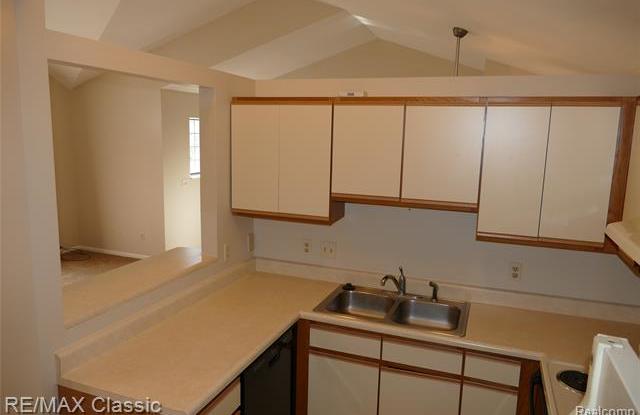 205 MAPLEWOOD CRT Gallery 3