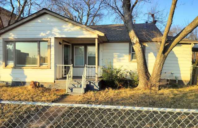 2 bed 1 bath house with central heat and air conditioning and washer/dryer hookup in Edmond, OK - 1117 East Main Street, Edmond, OK 73034