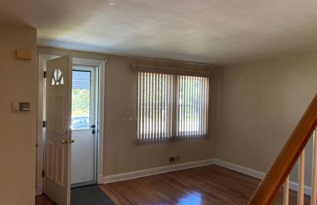 2 bedroom 1 bath with finished basement in Baltimore City Gallery 3