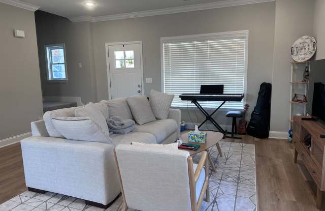 BEAUTIFUL TOWNHOME- SHORT TERM RENTAL Gallery 3