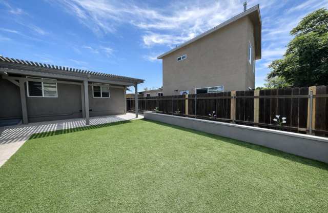 Private Turfed Yard! Large 5 Bed / 3 Bath House on Dorothy Gallery 3