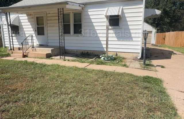 $950 - 2 bedroom / 1 bathroom - Home with a fenced yard and garage! photos photos