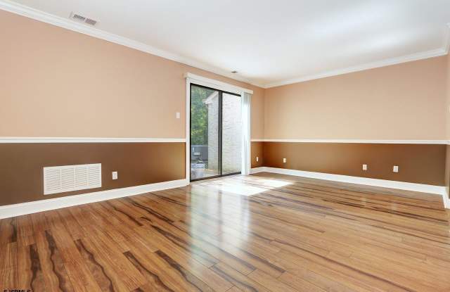 4461 Yorktown Gallery 4