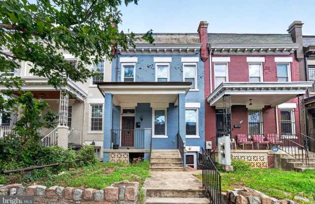 635 KENYON Street NW Gallery 2
