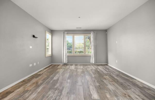 Modern 2-Story Townhouse Directly in Front of Community Pool! Cordova/Haven Community! Gallery 4