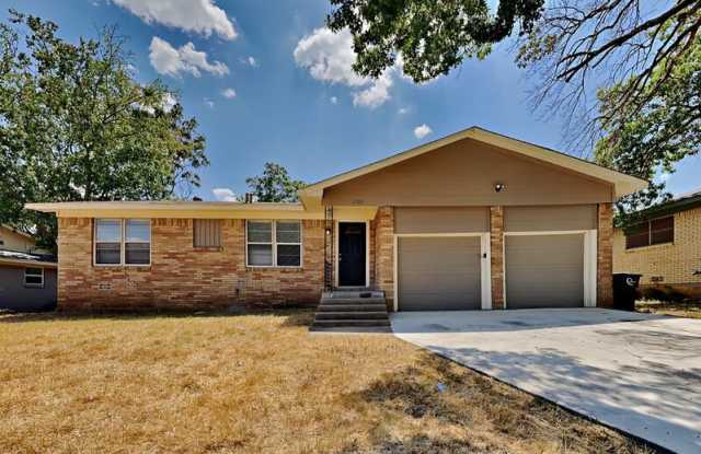 1705 Virginia Pl - 1705 Virginia Place, Cleburne, TX 76033