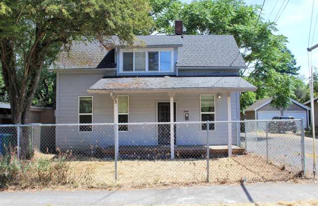 Turn of the Century 2+ Bedroom House in Woodstock - 4740 Southeast 52nd Avenue, Portland, OR 97206