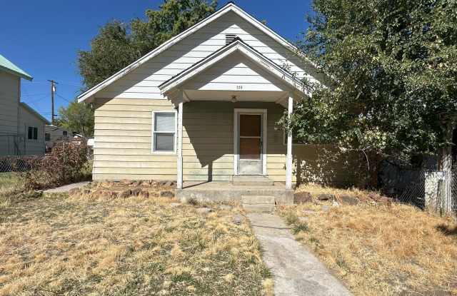 2 bedroom, 1 bathroom House - 320 Pardee Avenue, Susanville, CA 96130