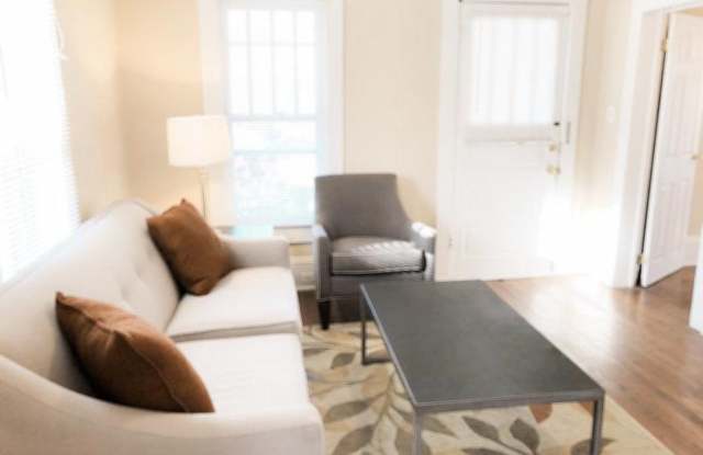 Room in 3 Bedroom Home at Brooks St Gallery 4