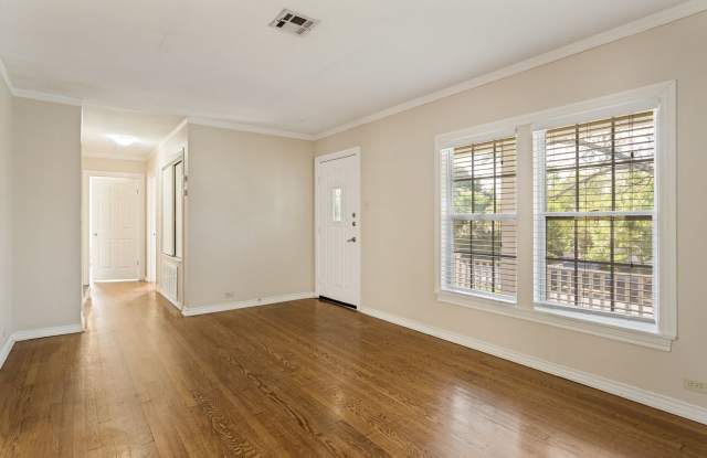 BEAUTIFUL 2-BEDROOM TERRELL HILLS COTTAGE Gallery 4