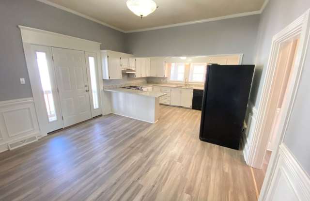 Large 2bd/1ba House down 1st St in walking distance to Downtown Kannapolis Gallery 4