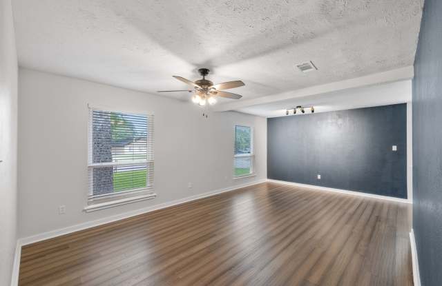 SUBLEASE October Move in! 4 Bed/2 Bath House in South Knoll W/ Huge Yard Gallery 4