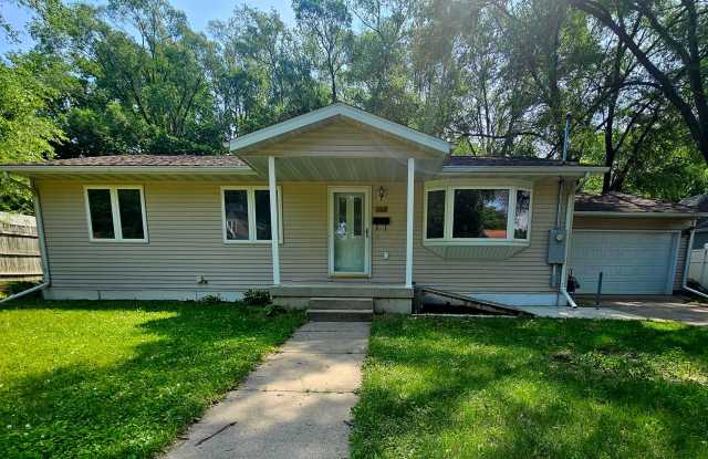 3 Bedroom House built in 2003 Located in a Quiet Waterloo Neighborhood! - 324 Bates Street, Waterloo, IA 50703