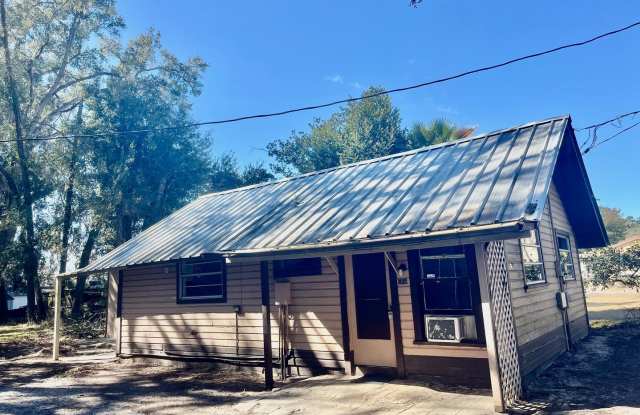 CUTE Zephyrhills 2BR/1BA w/Gorgeous Wood Finish Floors Throughout - 5168 Crooked Lane, Zephyrhills West, FL 33541
