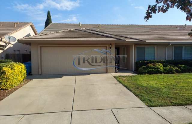 Small pet friendly duplex with front yard landscaping included - 1077 Courtyard Drive, Yuba City, CA 95991