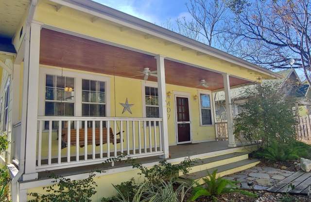 Beautiful 2 Bed / 2 Bath Bungalow With Separate Guest House in the Back! Gallery 1