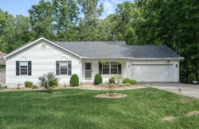 3 bedroom / 2 bath Perfect location *Available for a 12 month lease* Unfurnished - 141 Shelley Lane, Fairfield Glade, TN 38558
