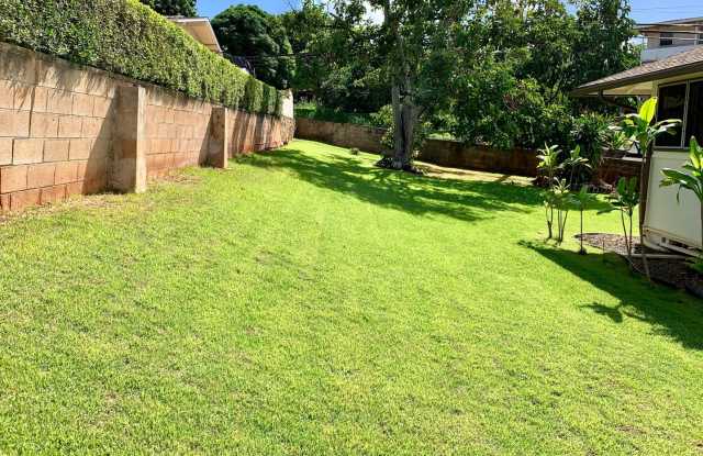 Charming Singe Family Home 3/1/2 with Spacious & Fenced Yard photos photos