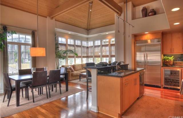 2581 Bungalow Place Gallery 3
