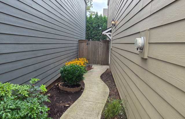 Spacious 3 Bedroom, 2.5 Bathroom Home in Prime Location Gallery 3